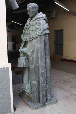 Fig. 3: Estátua de Salazar, Biblioteca Nacional de Moçambique, Maputo, 2011