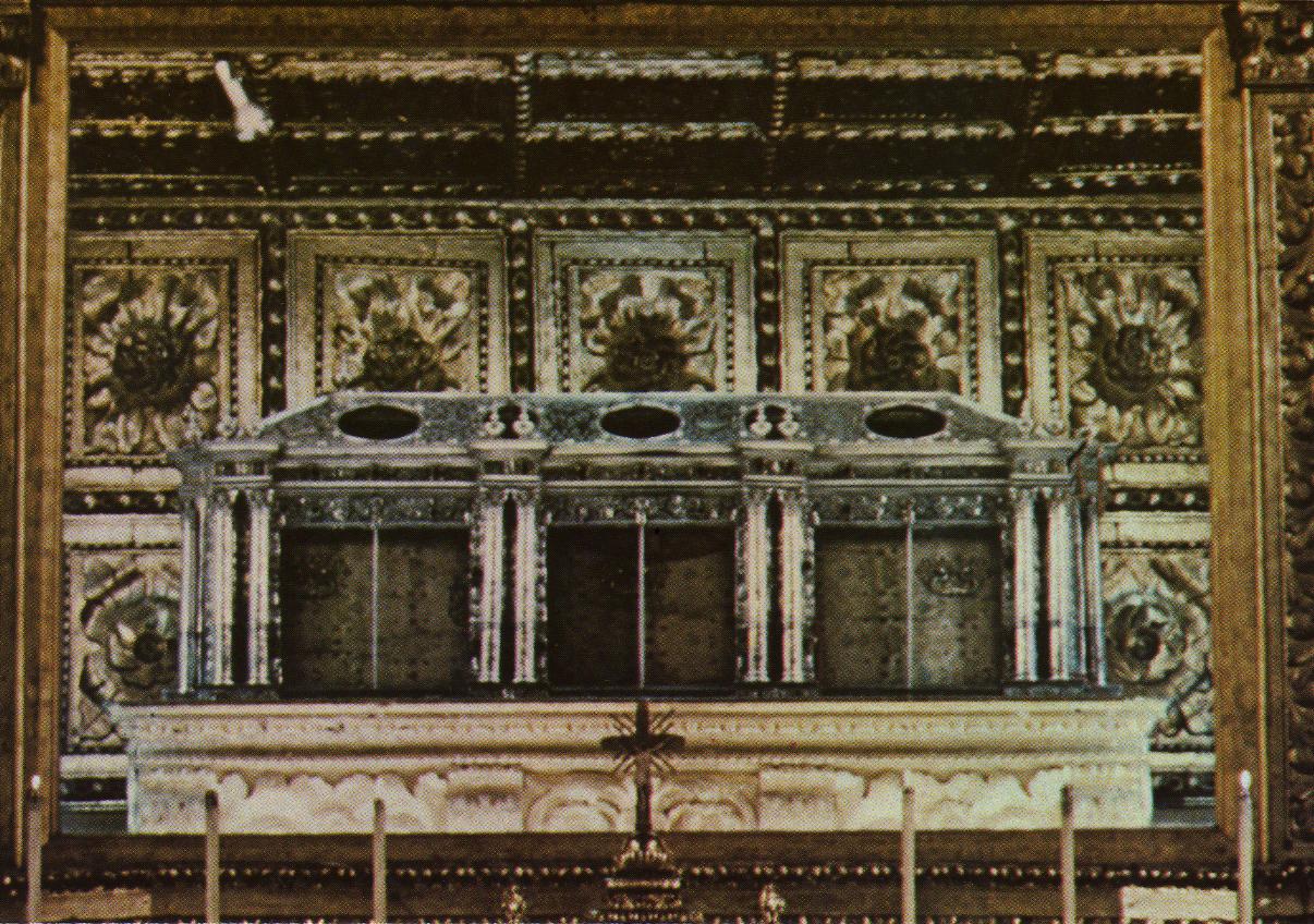 O túmulo de prata de D. Isbael no local actual. Fonte: postal, edições Confraria Rainha S. Isabel – Coimbra. Túmulo de prata de D. Isabel